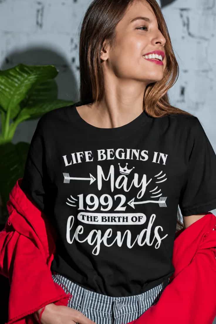 Tricou amuzant Life begins in cu anul și luna la alegere