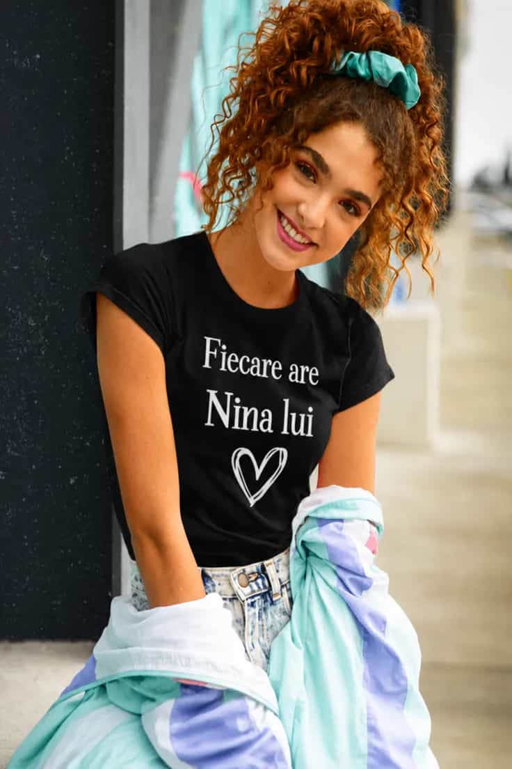 Tricou amuzant Fiecare are una cu nume personalizat