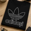 Tricou cu un motiv adidași – tricou amuzant cu mesaj