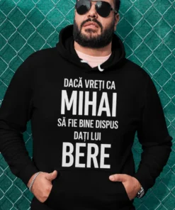 Bluză amuzantă Dă bere cu nume personalizat cu mesajul DACĂ VREȚI CA MIHAI SĂ FIE BINE DISPUS DAȚI LUI BERE