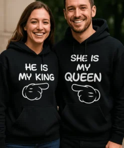 Bluză amuzantă pentru cuplu rege și regină cu mesajul HE IS MY KING SHE IS MY QUEEN छ