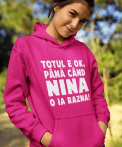 Bluză amuzantă totul e ok cu nume personalizat, cadou haios cu text TOTUL E OK, PÂNĂ CÂND NINA O IA RAZNA!