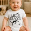 Body bebeluș Micul dragon cu imprimeu MICUL DRAGON