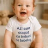 Body bebeluș ocupat cu treburi de bebeluș cu mesaj amuzant pentru cadou