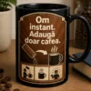 Cană cu mesaj în stil retro, cu sloganul Om instant. Adaugă doar cafea. și design minimalist cu ceașcă aburindă
