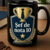 Cană cadou pentru șef, cu design tip trofeu și sloganul „Șef de nota 10”, în culori navy și aurii.