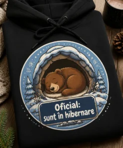 Hoodie cu urs adormit în peșteră, design badge de iarnă, text Oficial: sunt în hibernare
