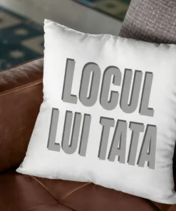 Pernă decorativă Locul lui tata cu mesajul LOCUL LUI TATA