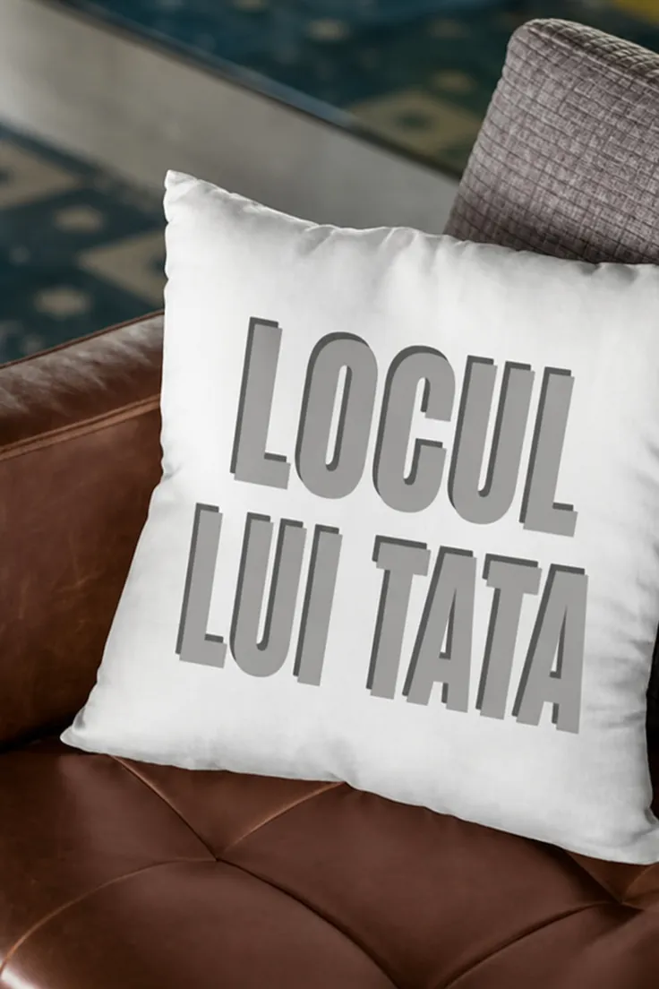 Pernă decorativă Locul lui tata cu mesajul LOCUL LUI TATA