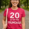 Tricou amuzant 20 și tot mai frumoasă cu mesaj aniversar pentru femei