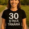 Tricou amuzant 30 și tinerețe maximă cu mesajul 30 ȘI ÎNCĂ TÂNĂRĂ