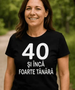 Tricou amuzant 40 și încă tânără cu mesajul 40 ȘI ÎNCĂ FOARTE TÂNĂRĂ