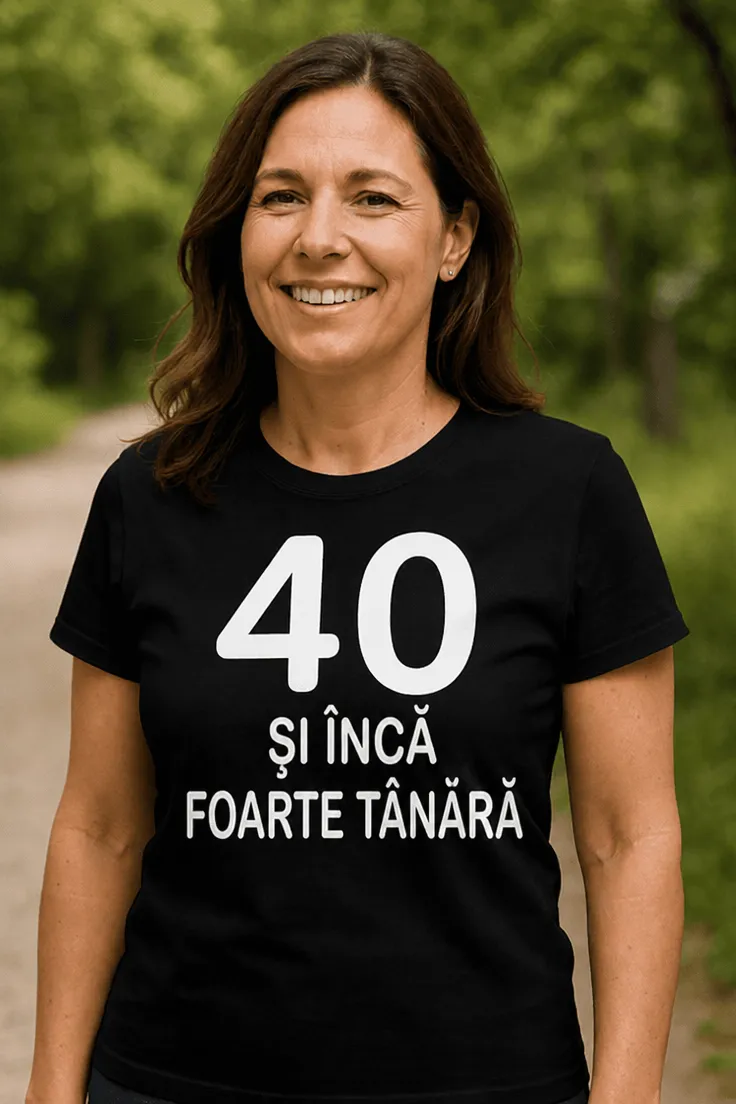 Tricou amuzant 40 și încă tânără cu mesajul 40 ȘI ÎNCĂ FOARTE TÂNĂRĂ