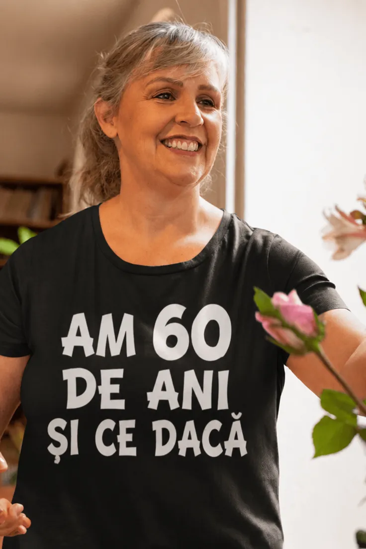 Tricou amuzant 60 și ce dacă cu mesajul AM 60 DE ANI ȘI CE DACĂ