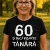Tricou amuzant 60 și încă tânără cu mesajul 60 ȘI ÎNCĂ FOARTE TÂNĂRĂ