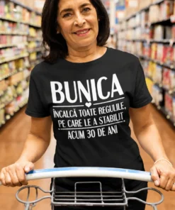 Tricou amuzant Bunica încalcă regulile cu mesajul BUNICA ÎNCALCĂ TOATE REGULILE, PE CARE LE A STABILIT ACUM 30 DE ANI.