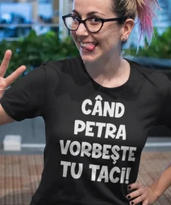 Tricou amuzant Când vorbește taci cu nume personalizat, cu textul CÂND PETRA VORBEȘTE TU TACI!