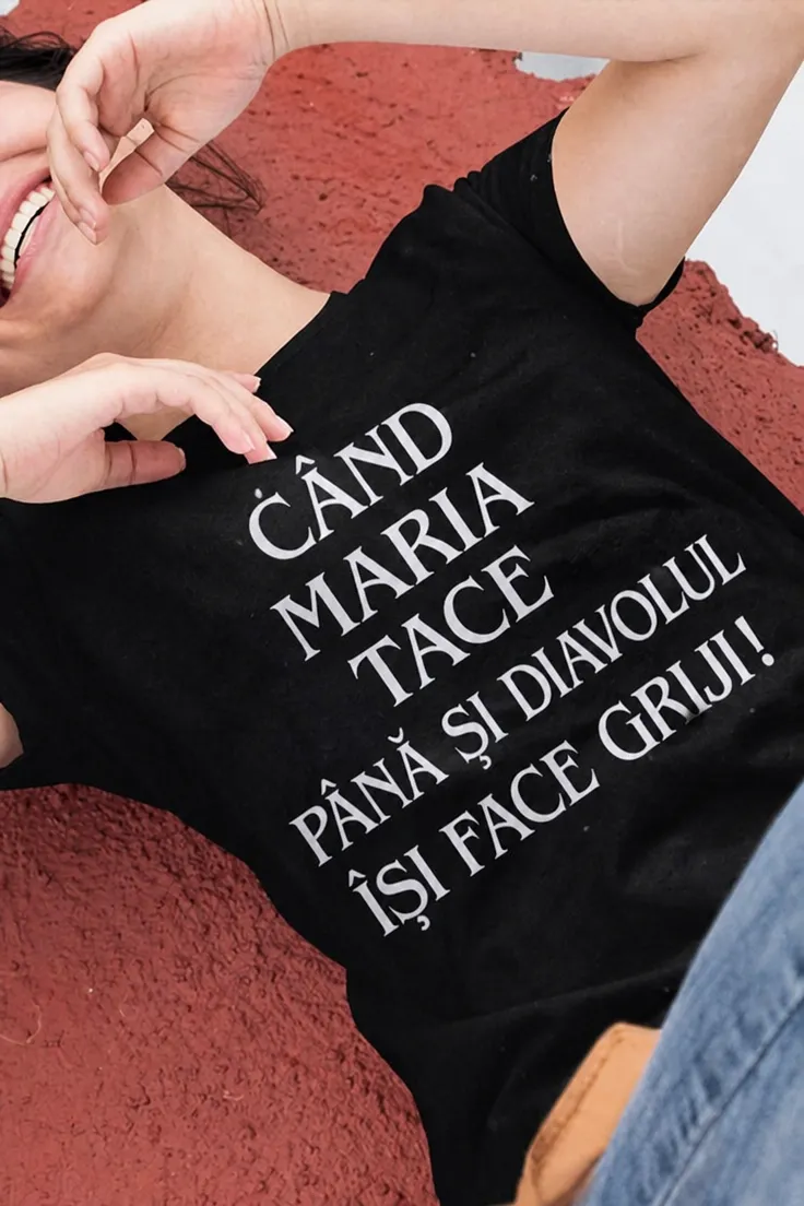 Tricou amuzant Diavolul își face griji cu nume personalizat, cu mesajul CÂND MARIA TACE PÂNĂ ȘI DIAVOLUL ÎȘI FACE GRIJI!