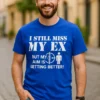 Tricou amuzant Dor de fosta cu mesajul I STILL MISS MY EX BUT MY AIM IS Di GETTING BETTER!