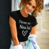 Tricou amuzant Fiecare are una cu nume personalizat, cadou haios cu design personalizat