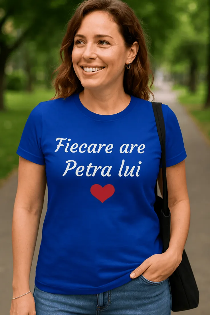 Tricou amuzant Fiecare are una cu nume personalizat si mesajul Fiecare are Petra lui