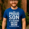 Tricou amuzant Fiu mândru de mamă cu mesajul I'M A PROUD SON OF A FREAKING AWESOME MOM YES, SHE BOUGHT ME THIS SHIRT