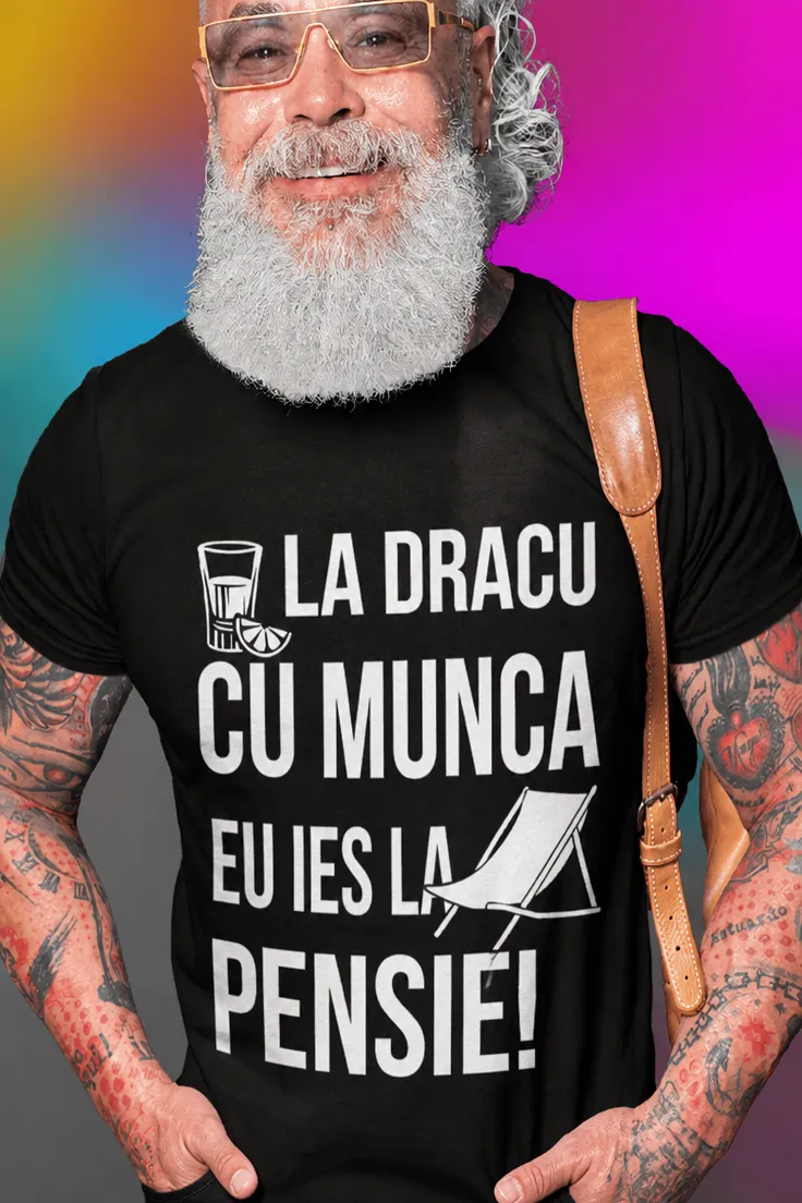 Tricou amuzant Ies la pensie cu mesajul LA DRACU CU MUNCA EU IES LA PENSIE!