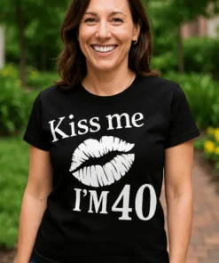 Tricou amuzant Kiss me 40 ani cu mesajul Kiss me I'M40