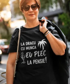 Tricou amuzant Plec la pensie cu mesajul LA DRACU CU MUNCA EU PLEC LA PENSIE!