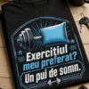 Tricou amuzant de sală cu mesajul „Exercițiul meu preferat? Un pui de somn.”, halteră transformată în pernă, stil vintage ironic, alb și bleu, pentru iubitori de somn și glume fitness