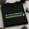 Tricou cu textul „Se încarcă weekendul”, bară de progres 99% și umbrelă de plajă, design minimalist alb-verde