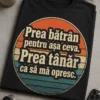 Tricou aniversar haios cu textul Prea bătrân pentru așa ceva. Prea tânăr ca să mă opresc. Design retro cu benzi sunset vintage în portocaliu ars, crem și teal.