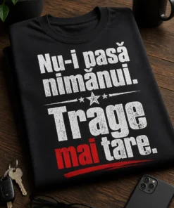 Tricou cu mesaj sarcastic Nu-i pasă nimănui. Trage mai tare, design tipografic dur, pentru ținute casual și cadouri amuzante.