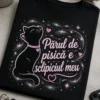 Tricou negru cu sloganul „Părul de pisică e sclipiciul meu”, pisică simpatică și efecte de sclipici roz-argintii.