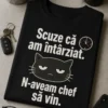 Tricou negru cu textul „Scuze că am întârziat. N-aveam chef să vin.”, design minimalist sarcastic cu expresie plictisită și tipografie contrastantă